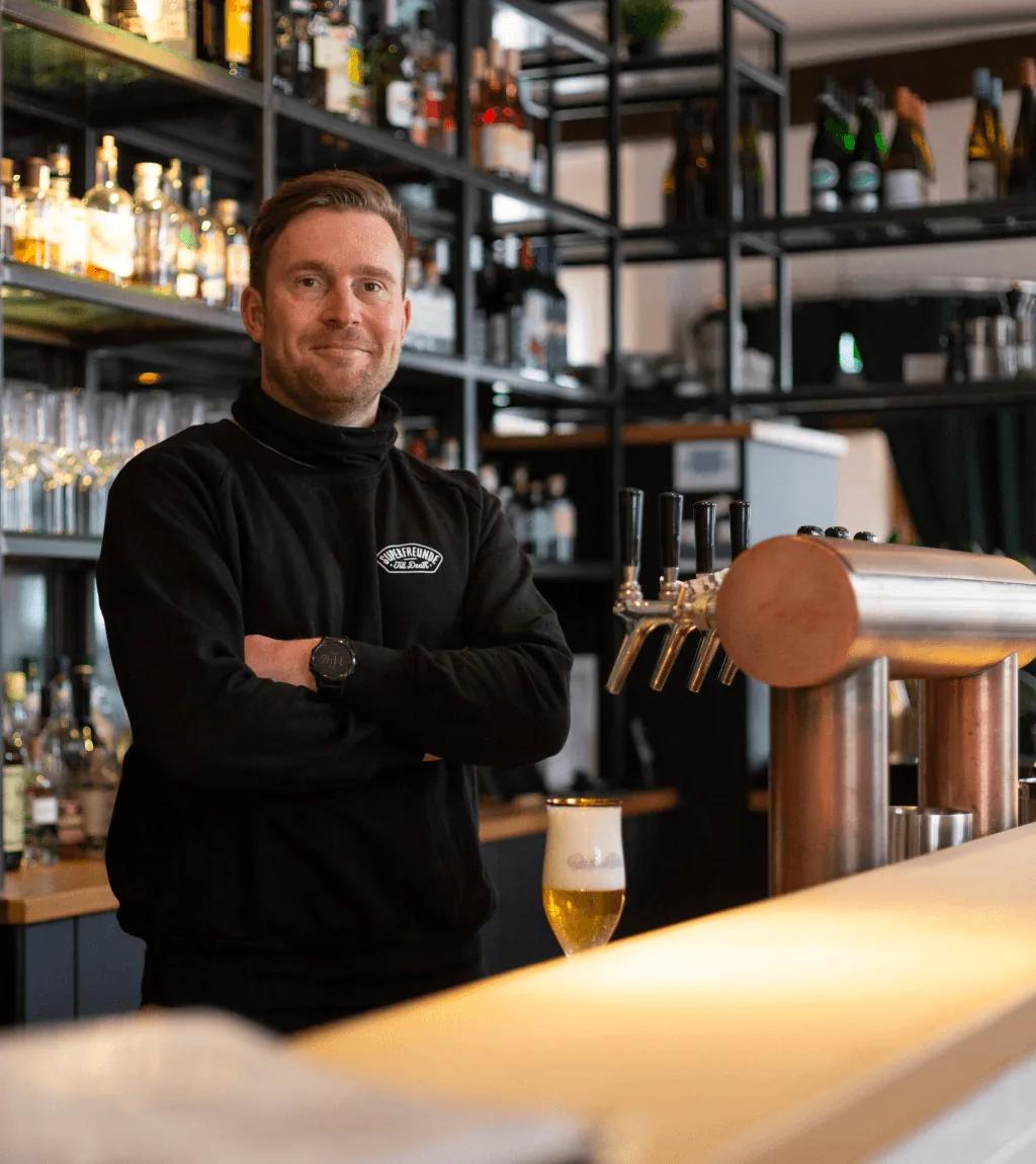 Markus Quadt, eigenaar van Alte Post — portret aan de bar van zijn restaurant
